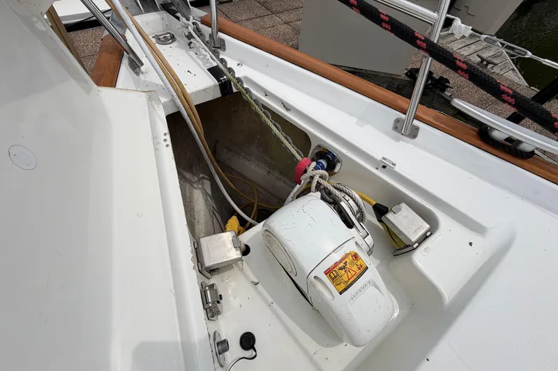 Slide: The Image of Beneteau 423 sailboat deck detail, featuring ropes and equipment, 2007 model. - 22