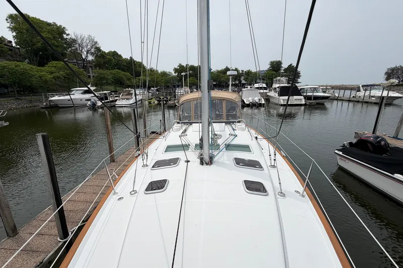 Slide: The Image of 2007 Beneteau 423 sailboat docked in a marina, surrounded by other boats. - 24