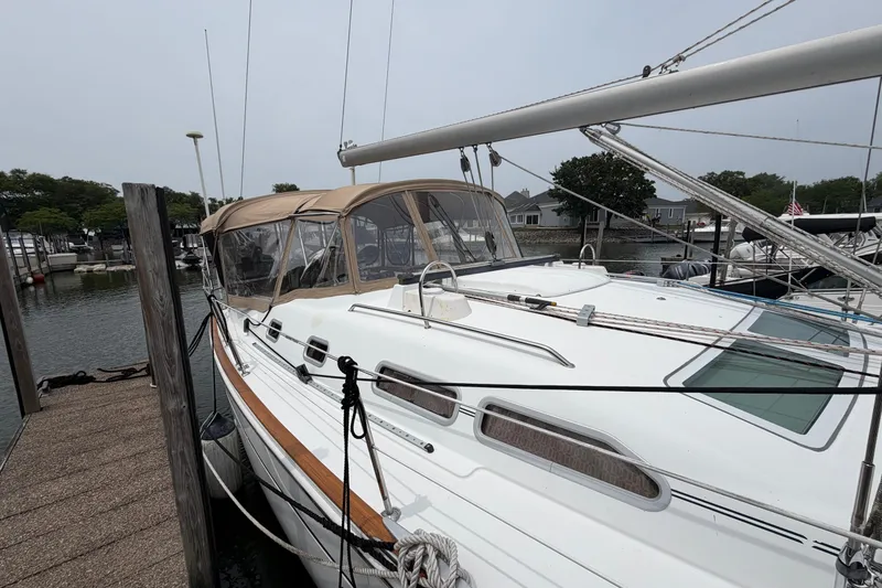 Slide: The Image of 2007 Beneteau 423 sailboat docked at marina, featuring sleek design and spacious deck. - 4