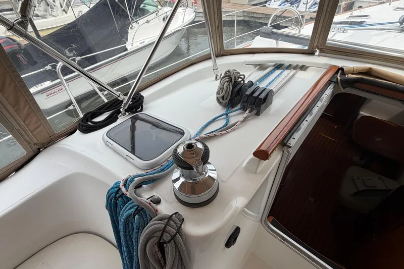 Slide: The Image of Cockpit view of a 2007 Beneteau 423 sailboat with winch and ropes. - 15