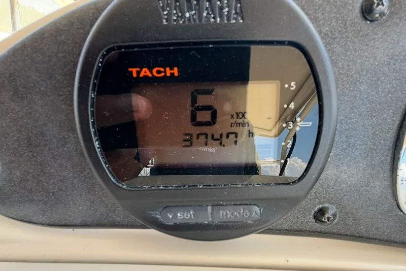 Slide: The Image of Yamaha tachometer displaying 600 RPM and 374.7 hours on a 2011 Scout 225 Abaco boat. - 21