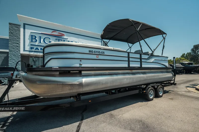 Slide: The Image of 2022 Cypress Cay Seabreeze 252 pontoon boat on trailer at dealership. - 7