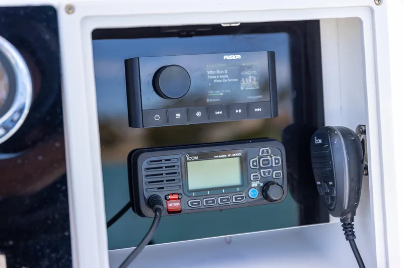 Slide: The Image of 2006 Bluewater 2150 CC boat console with Fusion stereo and Icom marine radio. - 20