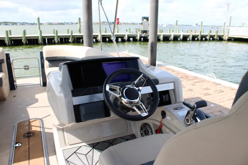 Slide: The Image of Harris Grand Mariner 230 2027 - 23