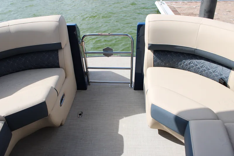 Slide: The Image of Harris Grand Mariner 230 2027 - 10