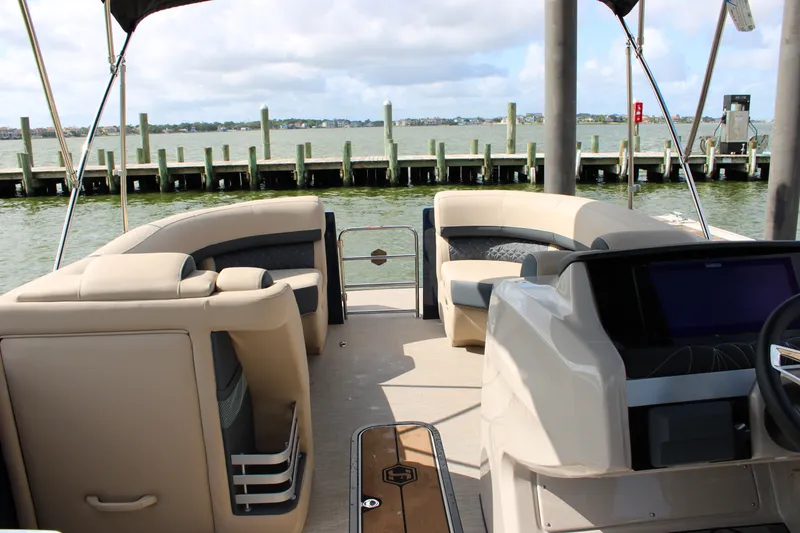 Slide: The Image of Harris Grand Mariner 230 2027 - 16