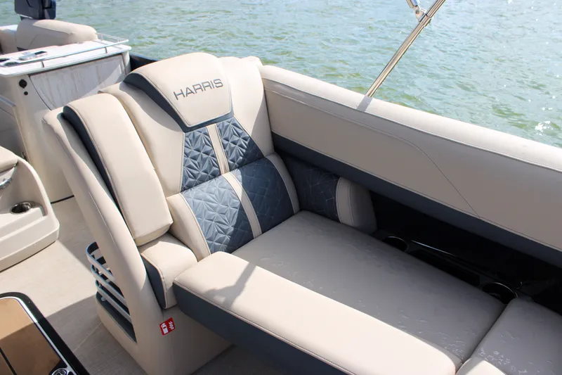 Slide: The Image of Harris Grand Mariner 230 2027 - 12