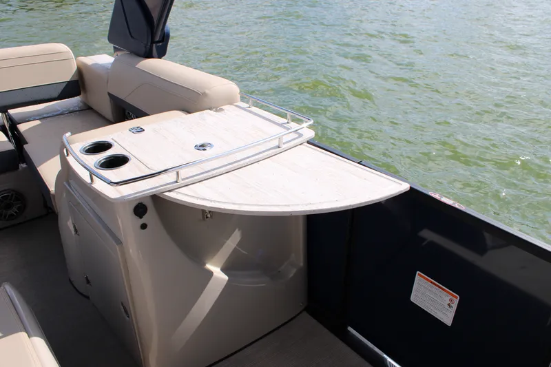 Slide: The Image of Harris Grand Mariner 230 2027 - 18