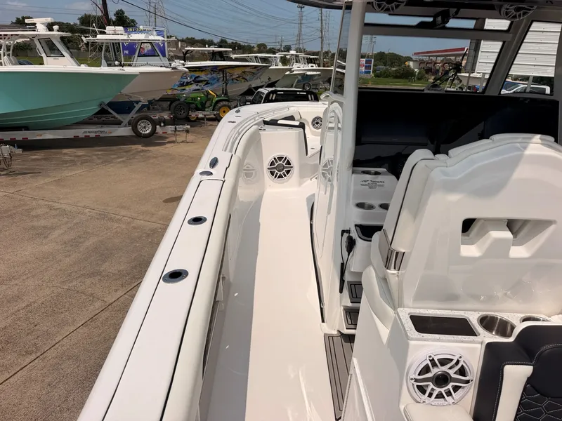 Slide: The Image of Tidewater 330 CC Adventure 2027 - 51
