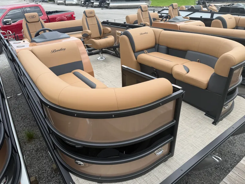 The Image of Bentley Pontoons Legacy 223 Swingback 2027 - 1