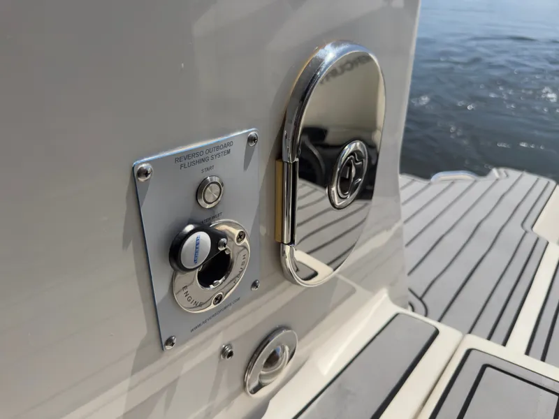 Slide: The Image of Sea Ray Sundancer 320 Outboard 2021 - 51