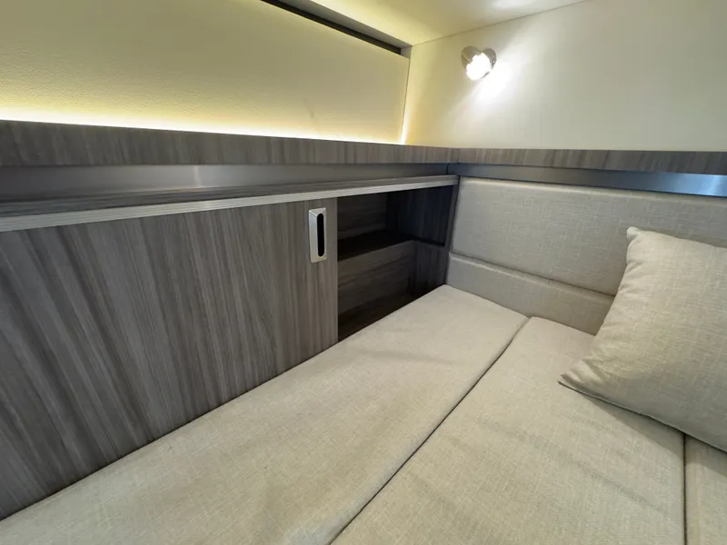 Slide: The Image of Sea Ray Sundancer 320 Outboard 2021 - 102
