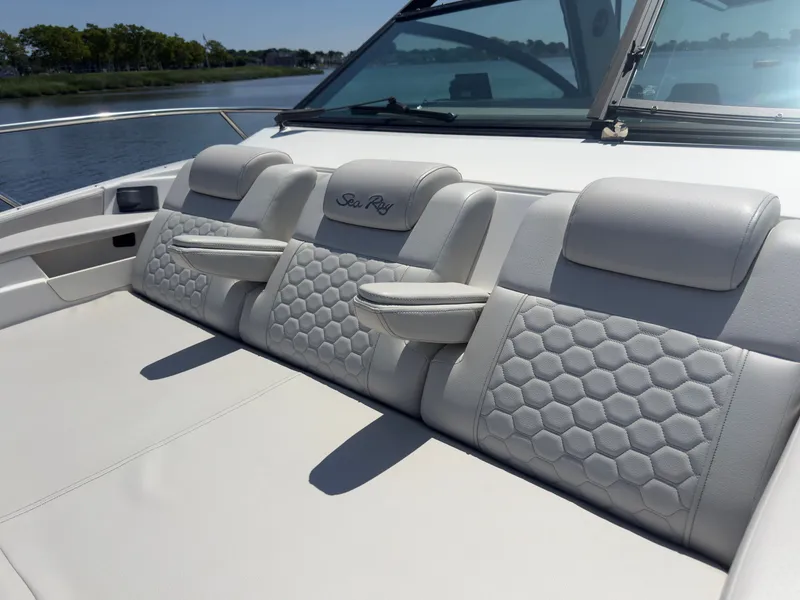 Slide: The Image of Sea Ray Sundancer 320 Outboard 2021 - 24
