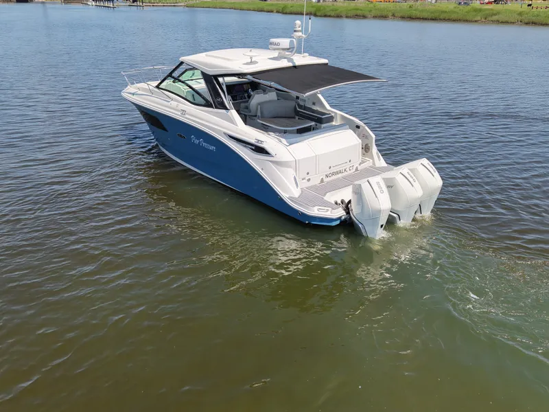 Slide: The Image of Sea Ray Sundancer 320 Outboard 2021 - 16