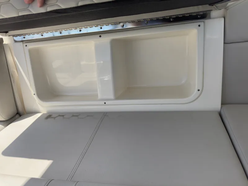 Slide: The Image of Sea Ray Sundancer 320 Outboard 2021 - 66