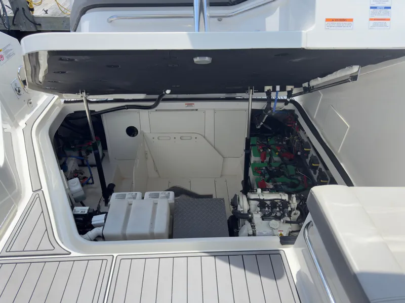 Slide: The Image of Sea Ray Sundancer 320 Outboard 2021 - 106