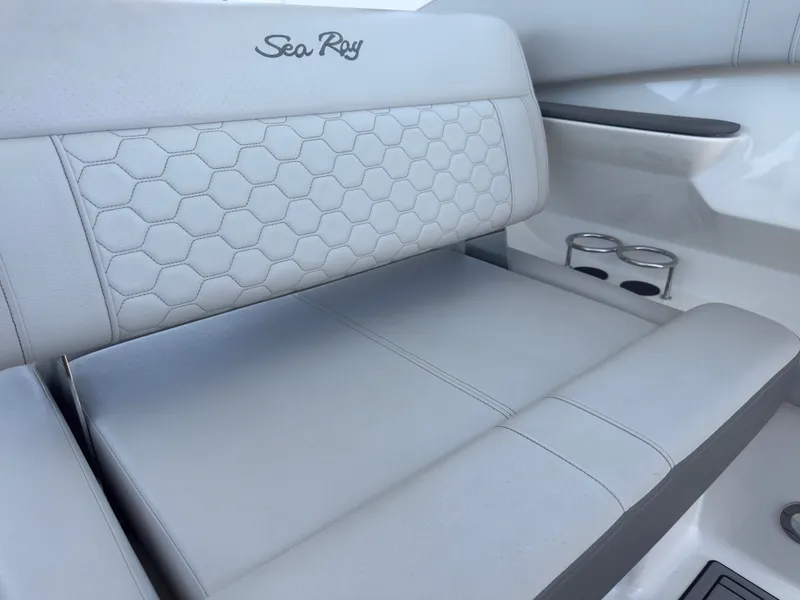 Slide: The Image of Sea Ray Sundancer 320 Outboard 2021 - 33