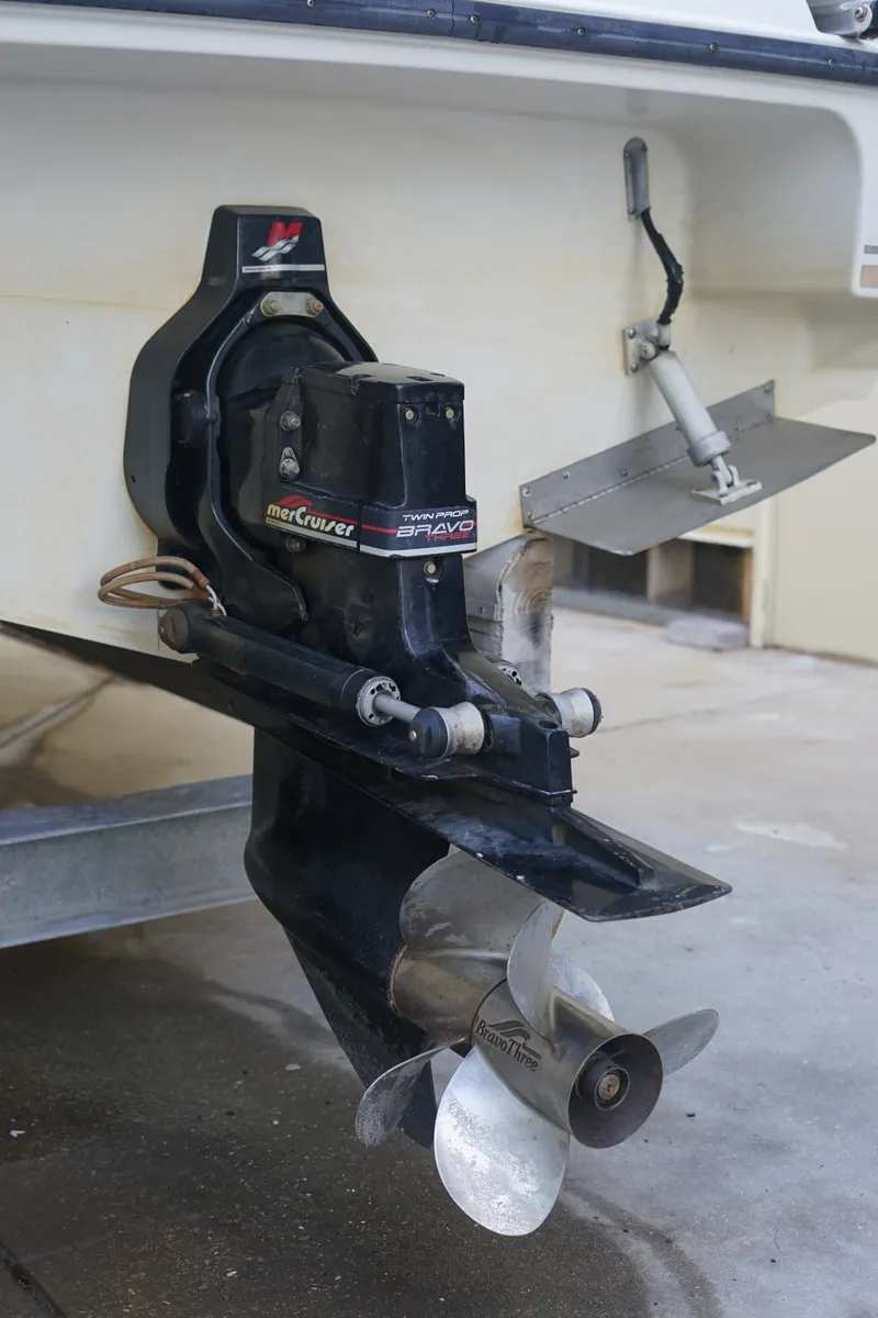 Slide: The Image of The 1998 Doral 250 SC features a MerCruiser Bravo drive with a propeller. - 3