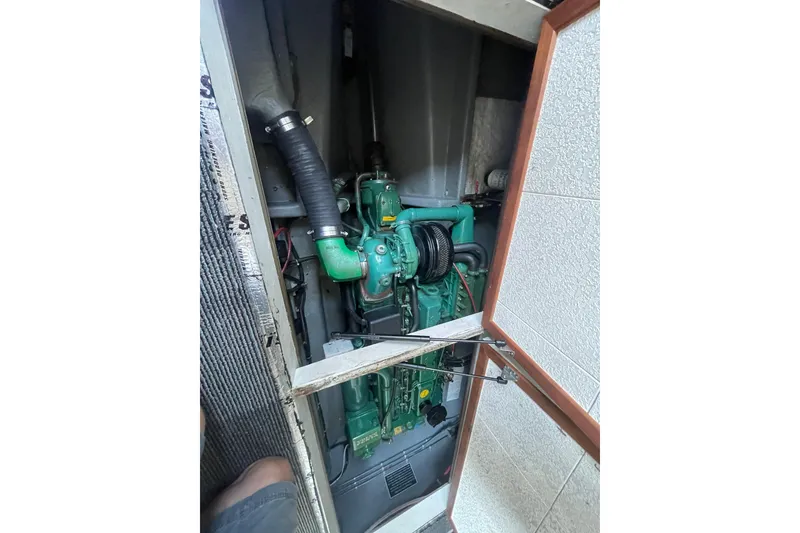 Slide: The Image of Engine compartment of a 1992 Camano Troll Sedan 31, showcasing mechanical components. - 21