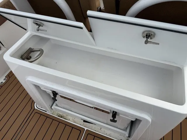 Slide: The Image of Sea Pro 320 DLX Offshore 2022 - 10