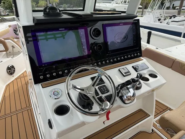 Slide: The Image of Sea Pro 320 DLX Offshore 2022 - 12