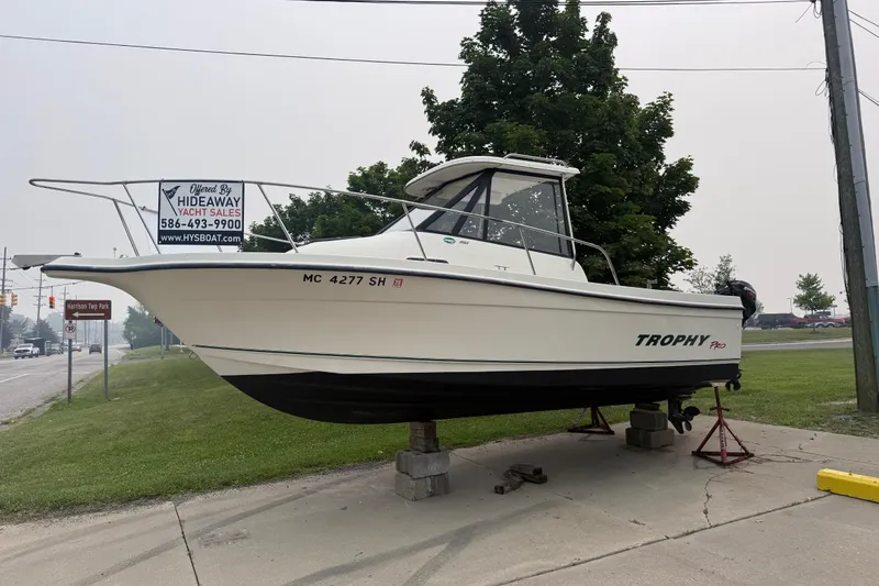 Slide: The Image of 2002 Bayliner 2052 Trophy Walkaround boat displayed at Hideaway Yacht Sales. - 1