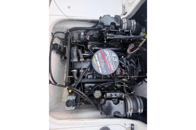 Slide: The Image of Engine of 2002 Bayliner 2052 Trophy Walkaround DX/LX with Mercury 4.3L V6. - 8
