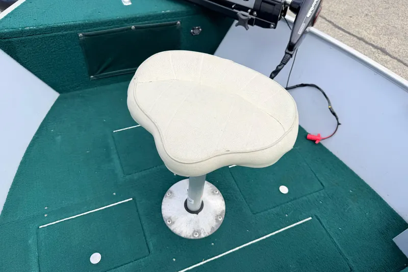 Slide: The Image of White swivel seat on 2002 Lund 1650 Rebel SS boat with green carpeted deck. - 44