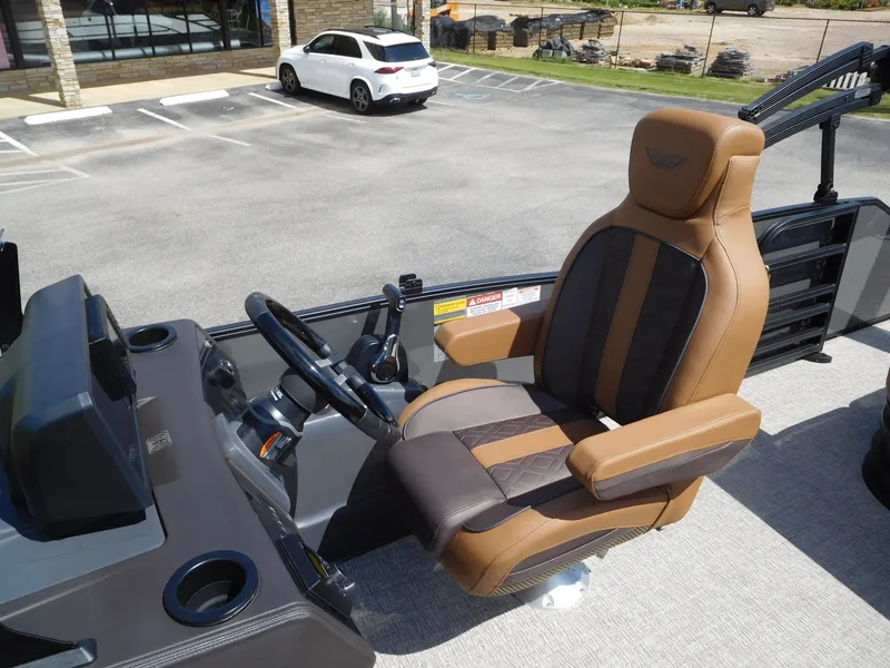 Slide: The Image of The 2026 Bennington 23 MSB features a luxurious captain's chair with brown and black leather. - 22