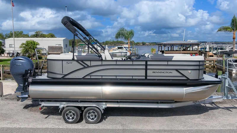 The Image of Bennington 22 S1 Stern Radius 2027 - 1