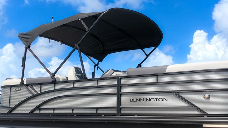 The Image of Bennington 22 S1 Stern Radius 2027 - 1