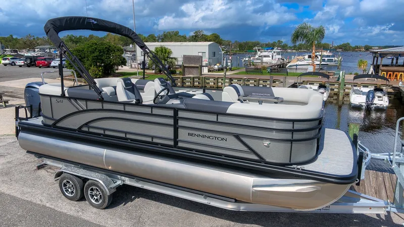 The Image of Bennington 22 S1 Stern Radius 2027 - 1