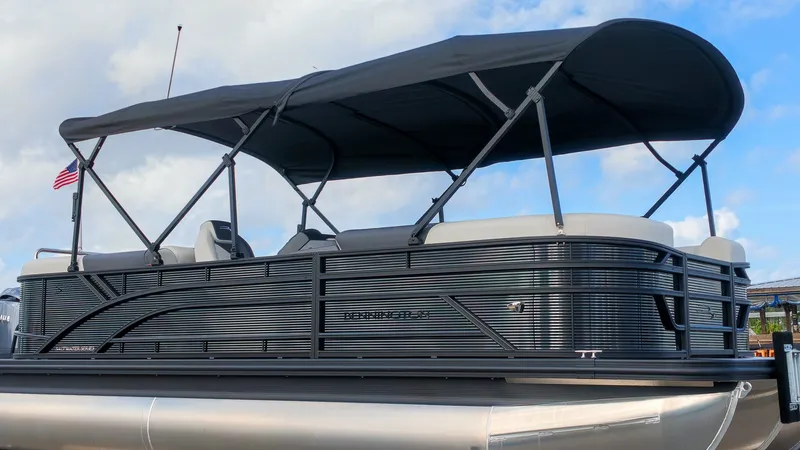 The Image of Bennington 22 S1 Stern Radius 2027 - 18