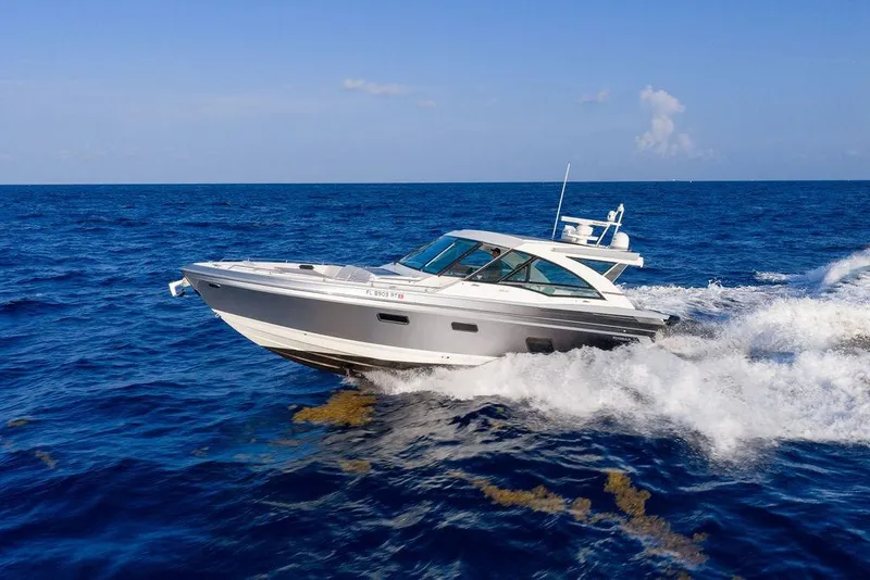 Slide: The Image of The 2018 Formula 430 Super Sport Crossover speeds across the blue sea, surrounded by waves. - 8