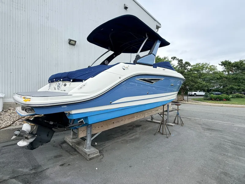 Slide: The Image of Sea Ray SLX 250 2020 - 2