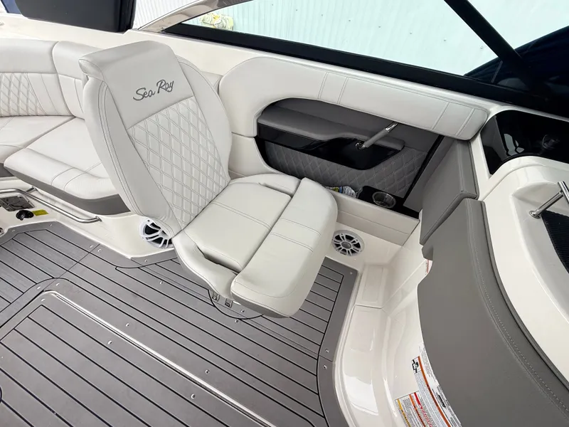 Slide: The Image of Sea Ray SLX 250 2020 - 10