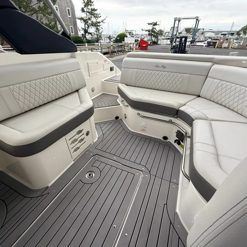 Slide: The Image of Sea Ray SLX 250 2020 - 7