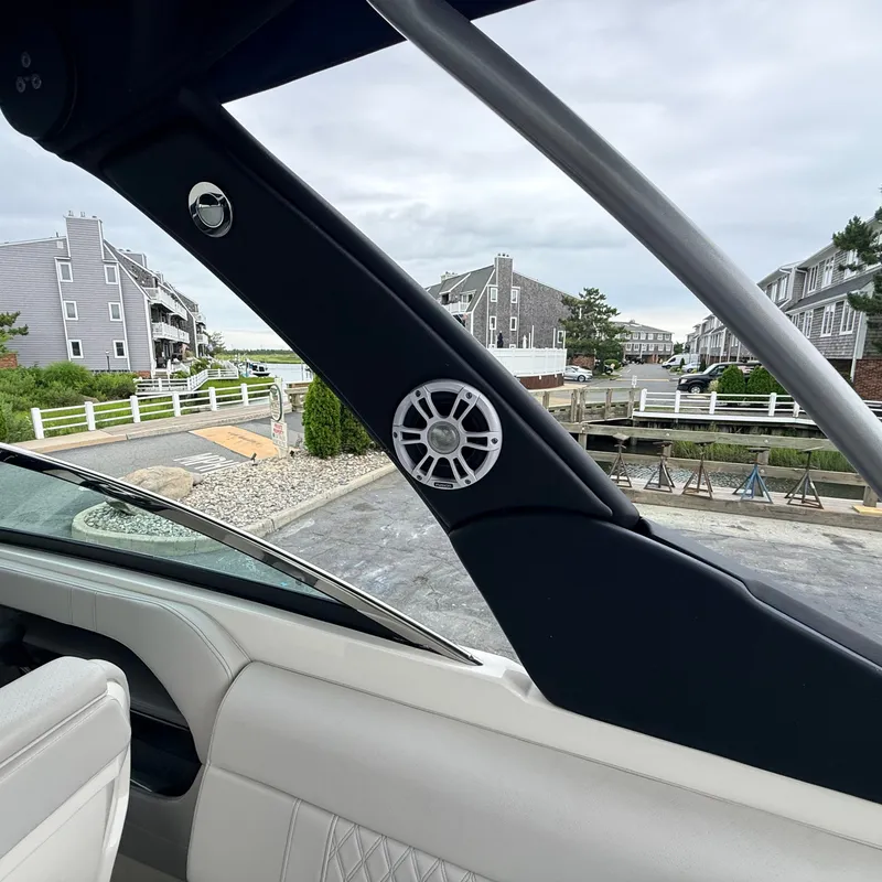 Slide: The Image of Sea Ray SLX 250 2020 - 13