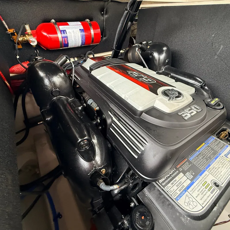 Slide: The Image of Sea Ray SLX 250 2020 - 26