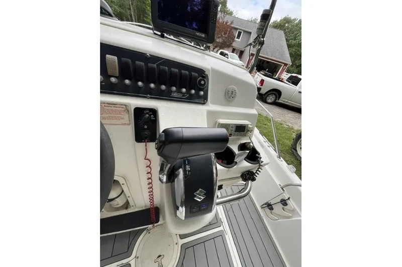 Slide: The Image of 2004 Boston Whaler 220 Dauntless boat console with controls and navigation equipment. - 19