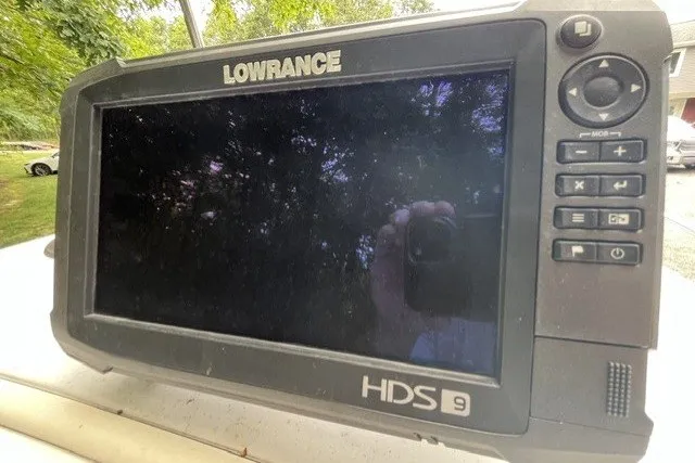 Slide: The Image of Lowrance HDS-9 fishfinder on a 2004 Boston Whaler 220 Dauntless boat. - 15