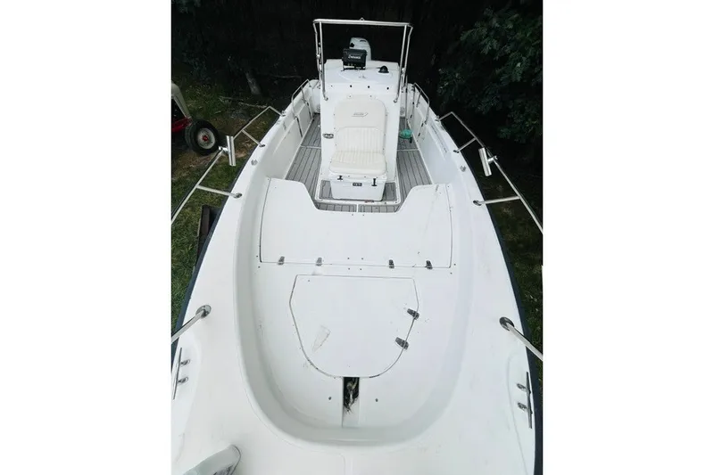 Slide: The Image of 2004 Boston Whaler 220 Dauntless boat, top view, white deck, outdoor setting. - 20