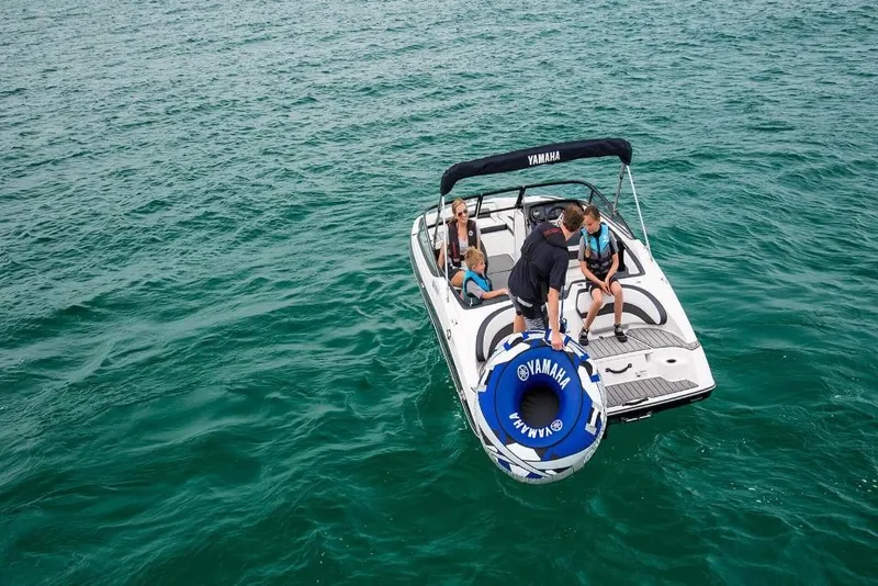 Slide: The Image of 2023-Yamaha-Boats-SX195-MarineMax - 3