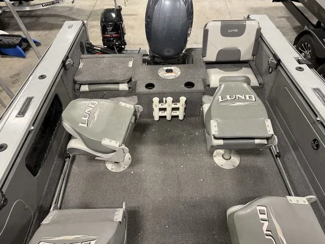 Slide: The Image of Interior view of a 2006 Lund 1800 Fisherman boat with gray seats and an outboard motor. - 16