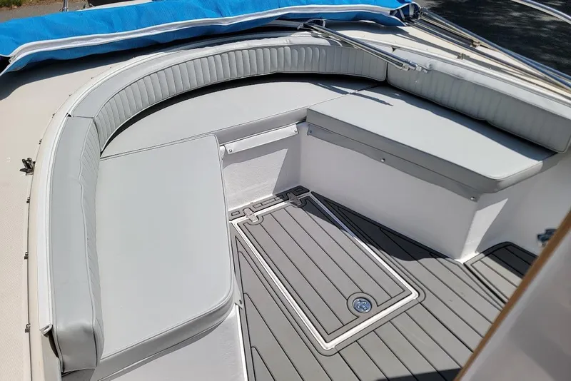 Slide: The Image of 1978 Wellcraft V-20 Steplift boat interior with gray seating and deck. - 9