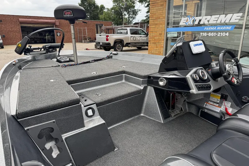 Slide: The Image of 2020 Ranger Z175 boat interior with steering wheel and control panel at Extreme Parma Marine. - 13