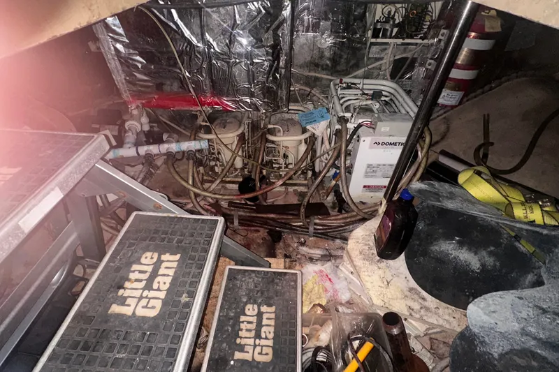 Slide: The Image of Engine room of a 1989 Jefferson Marquessa 52 Extended Deckhouse with equipment and tools. - 36