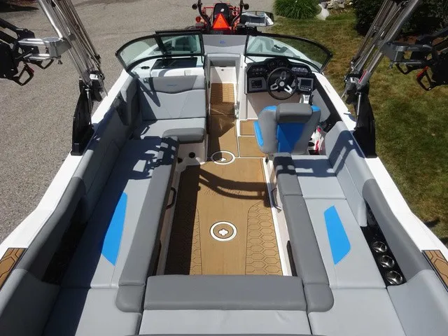 Slide: The Image of MasterCraft NXT24 2023 - 7