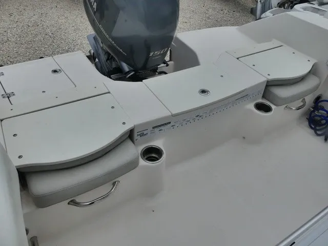 Slide: The Image of Robalo R200 Center Console 2019 - 6
