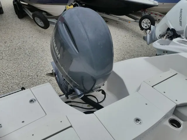 Slide: The Image of Robalo R200 Center Console 2019 - 5